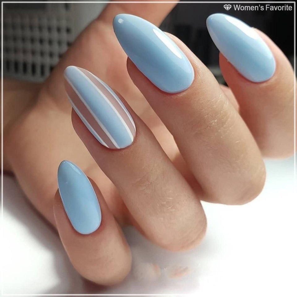 Небесно голубой маникюр