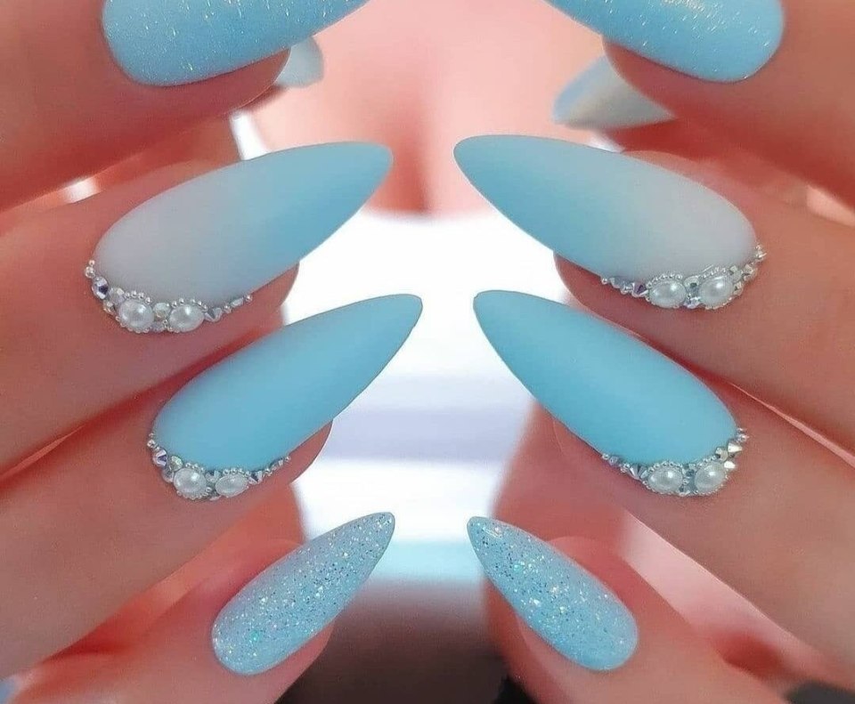 Голубые ногти