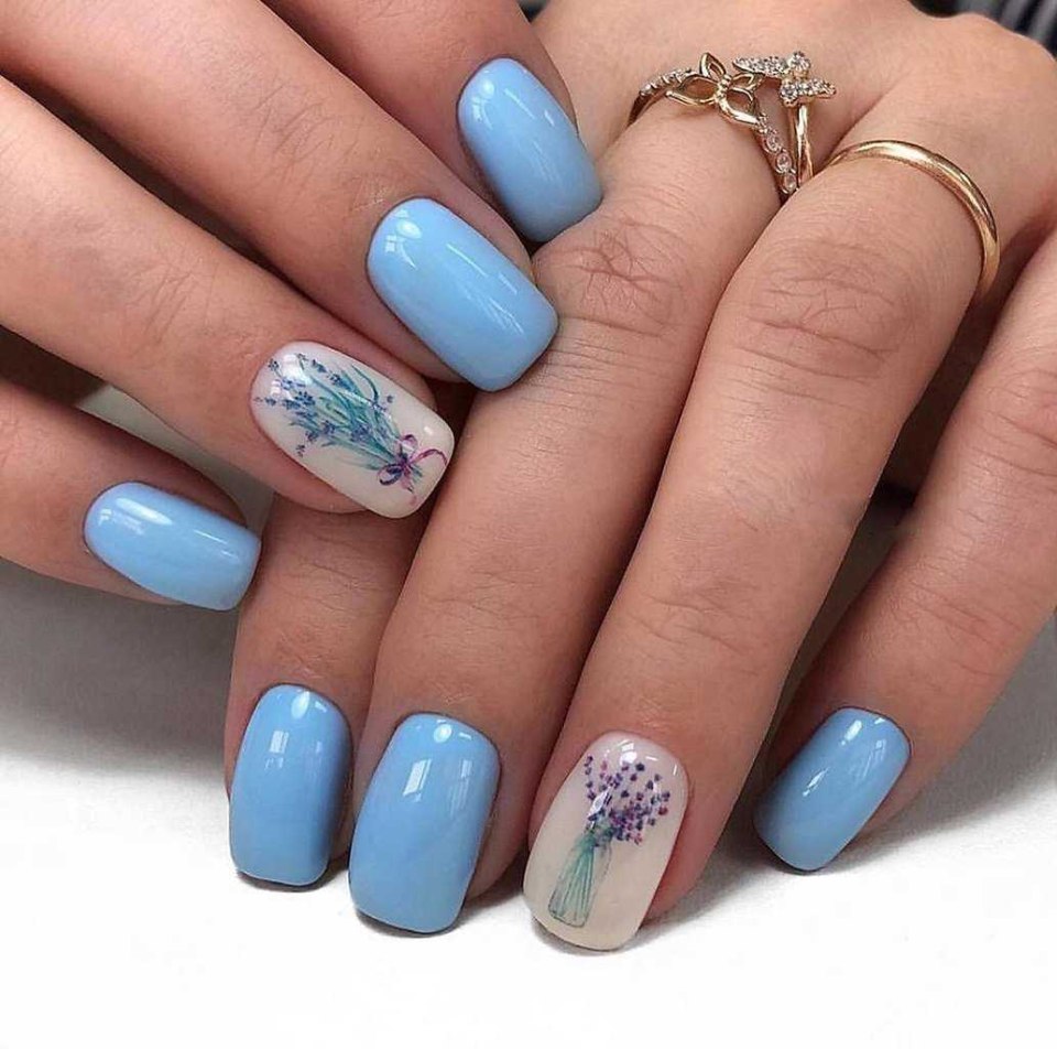 Голубой маникюр