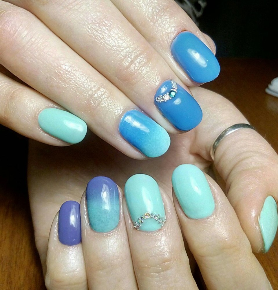 Женский маникюр голубого цвета