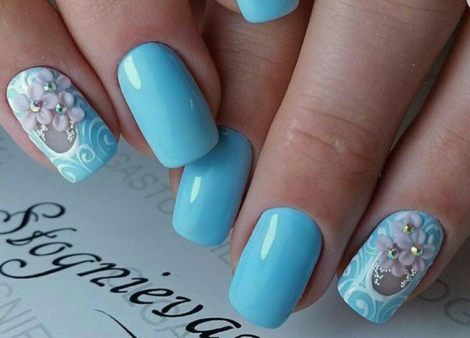 Голубые ногти с цветами