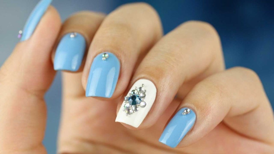Гель лак голубой со стразами