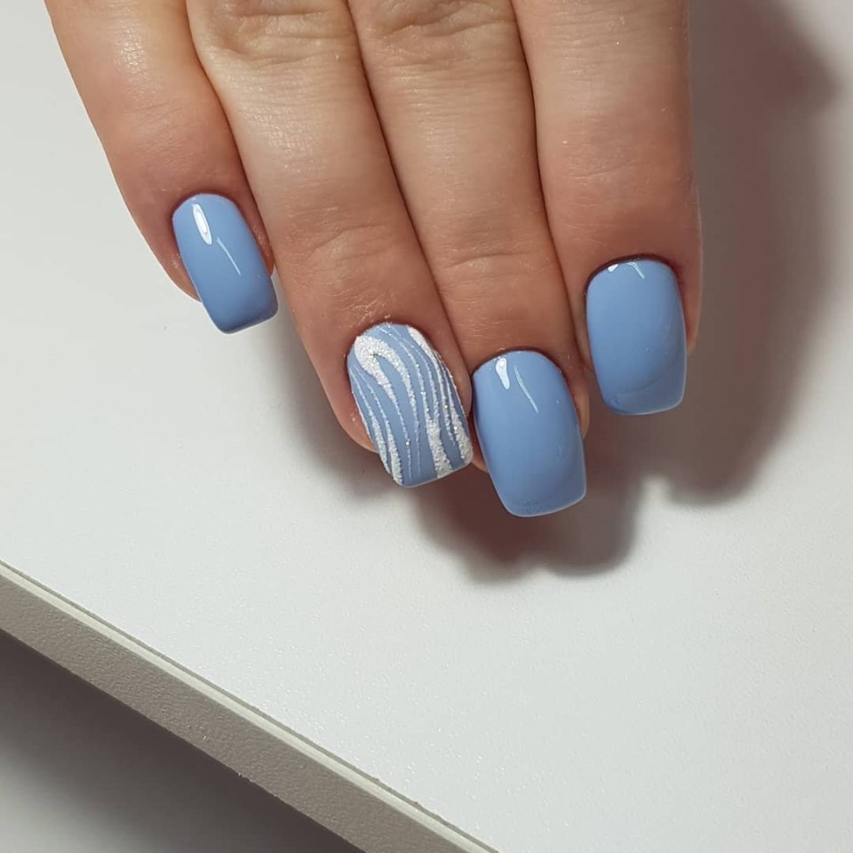 Маникюр в голубых тонах