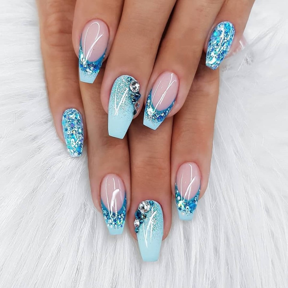 Голубой френч на ногтях