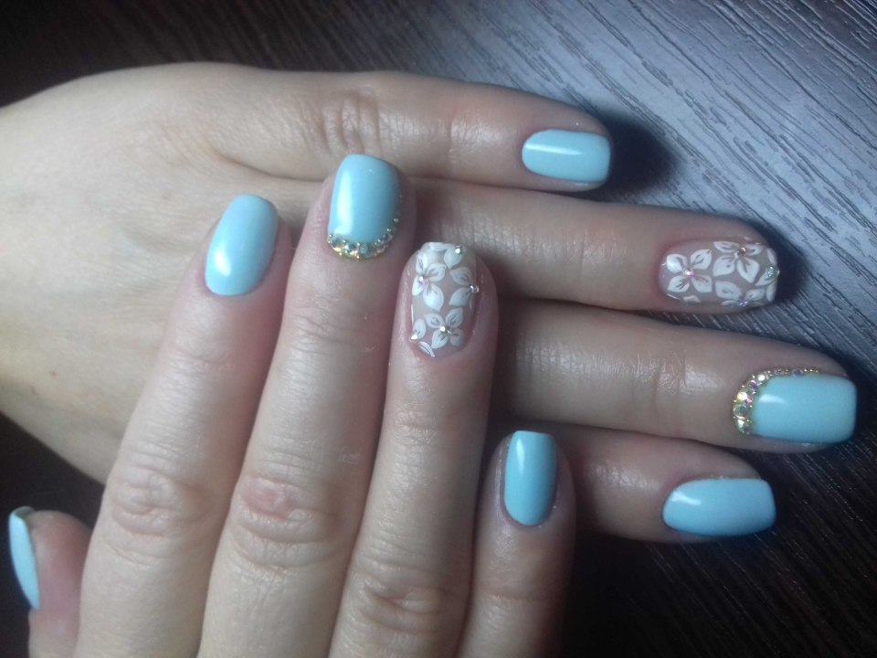Свадебный маникюр с голубым цветом