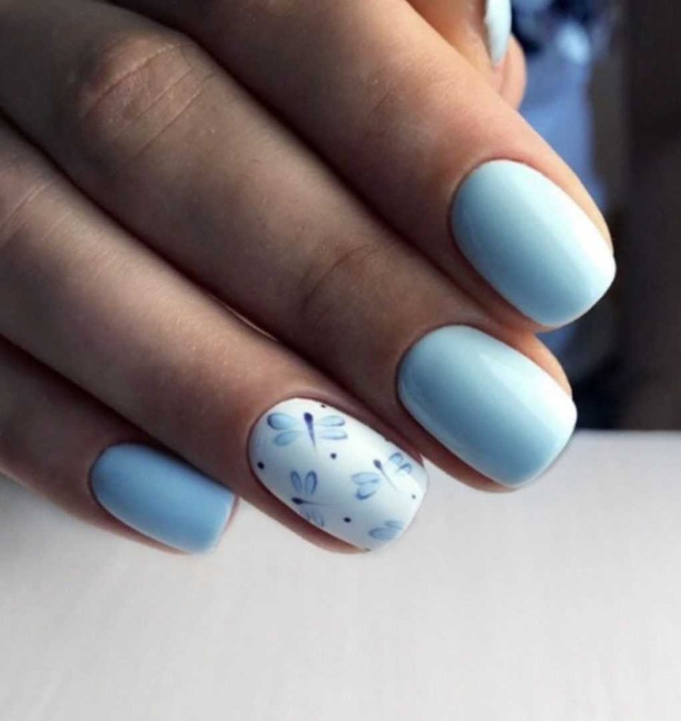 Нежно голубой маникюр