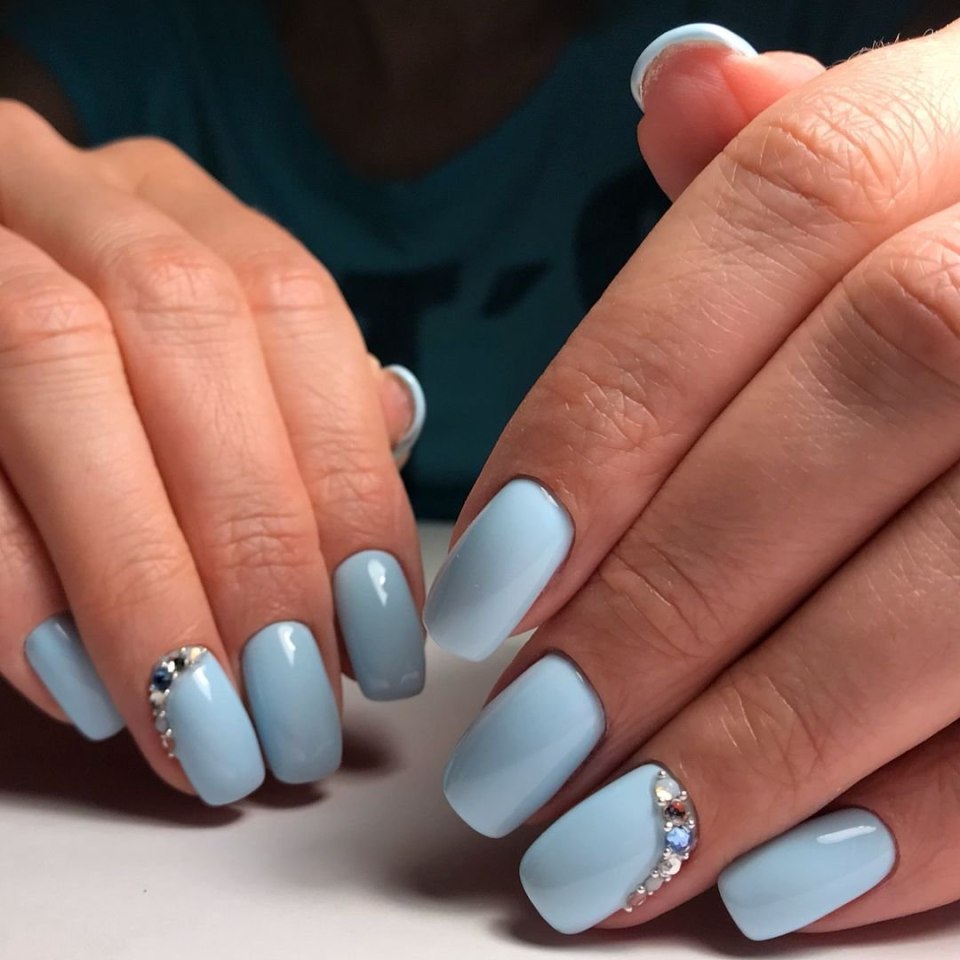 Бледно голубой маникюр