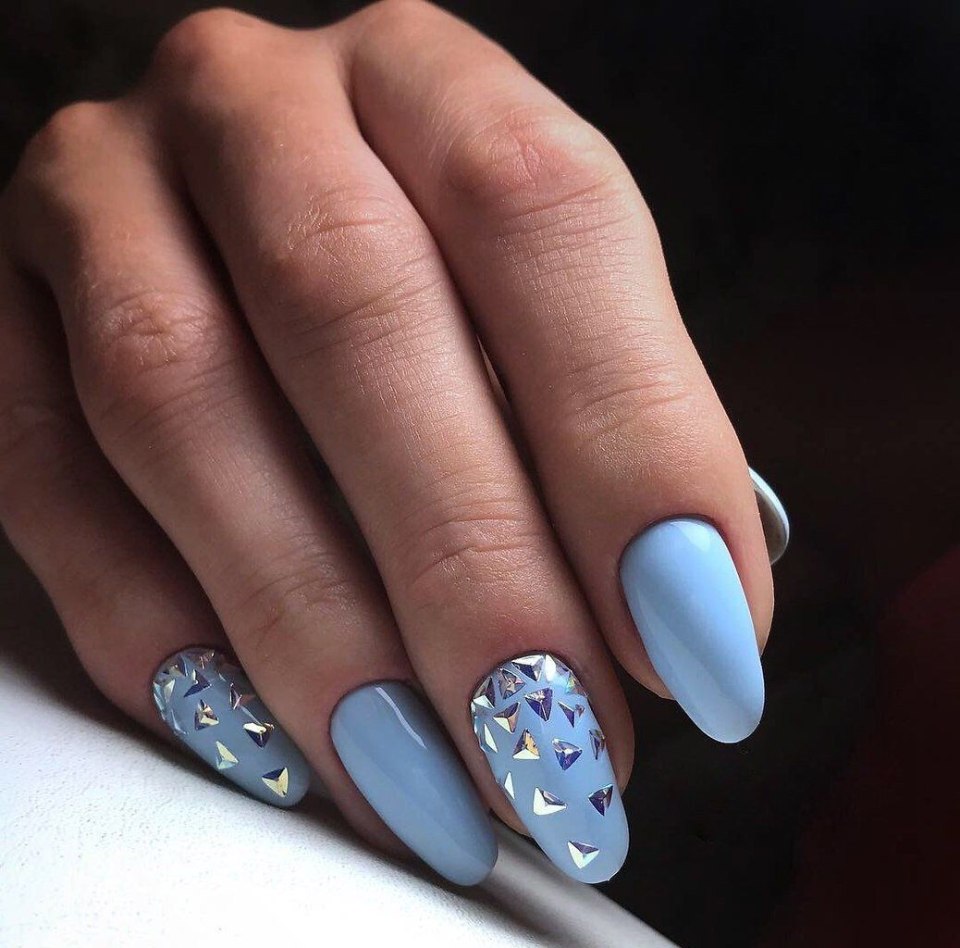 Голубой маникюр с веточкой