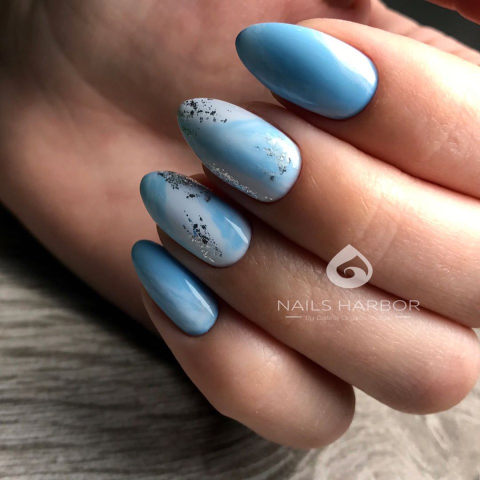 Маникюр небесно голубого цвета