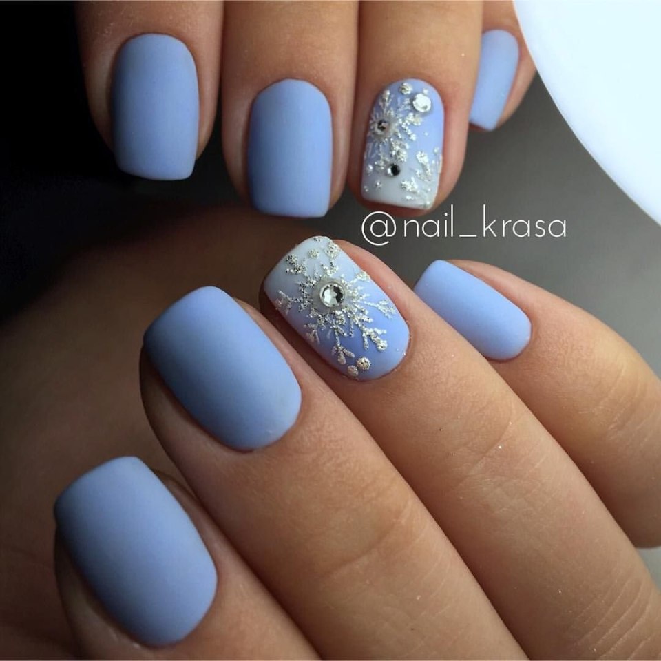 Нежный новогодний маникюр в голубых тонах