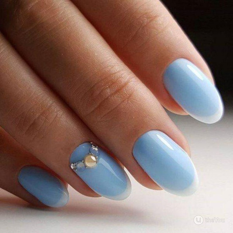 Ногти голубые с белым