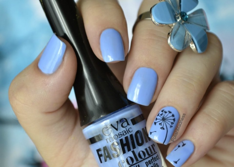 Голубой маникюр