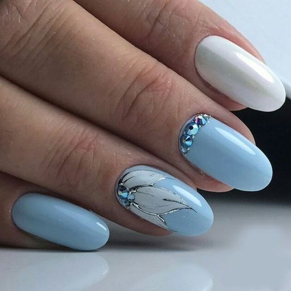 Маникюр голубой с серебром