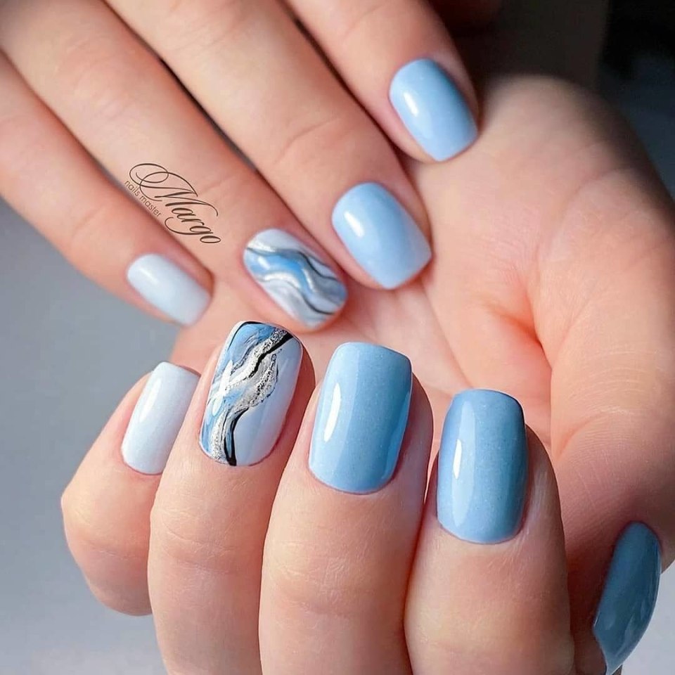 Голубой маникюр