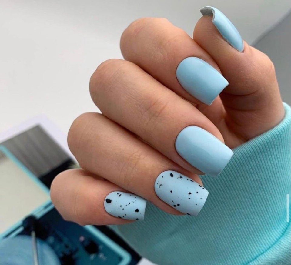 Голубые ногти дизайн 2022