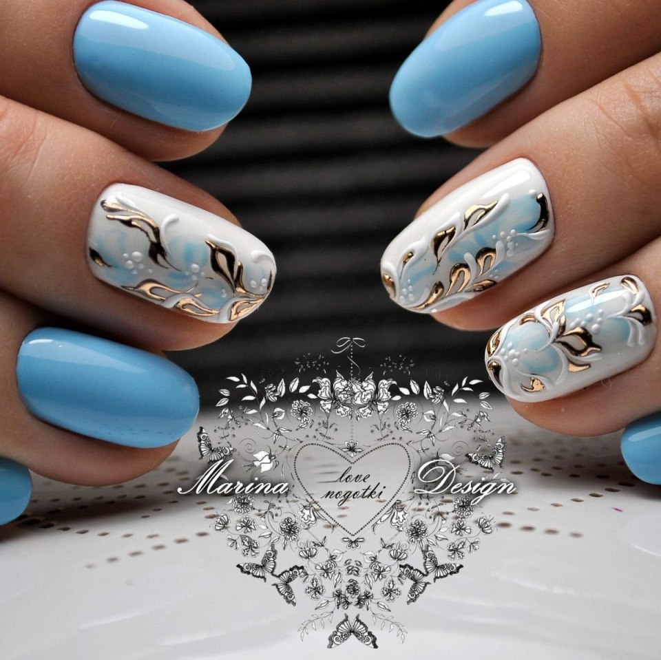 Голубой маникюр