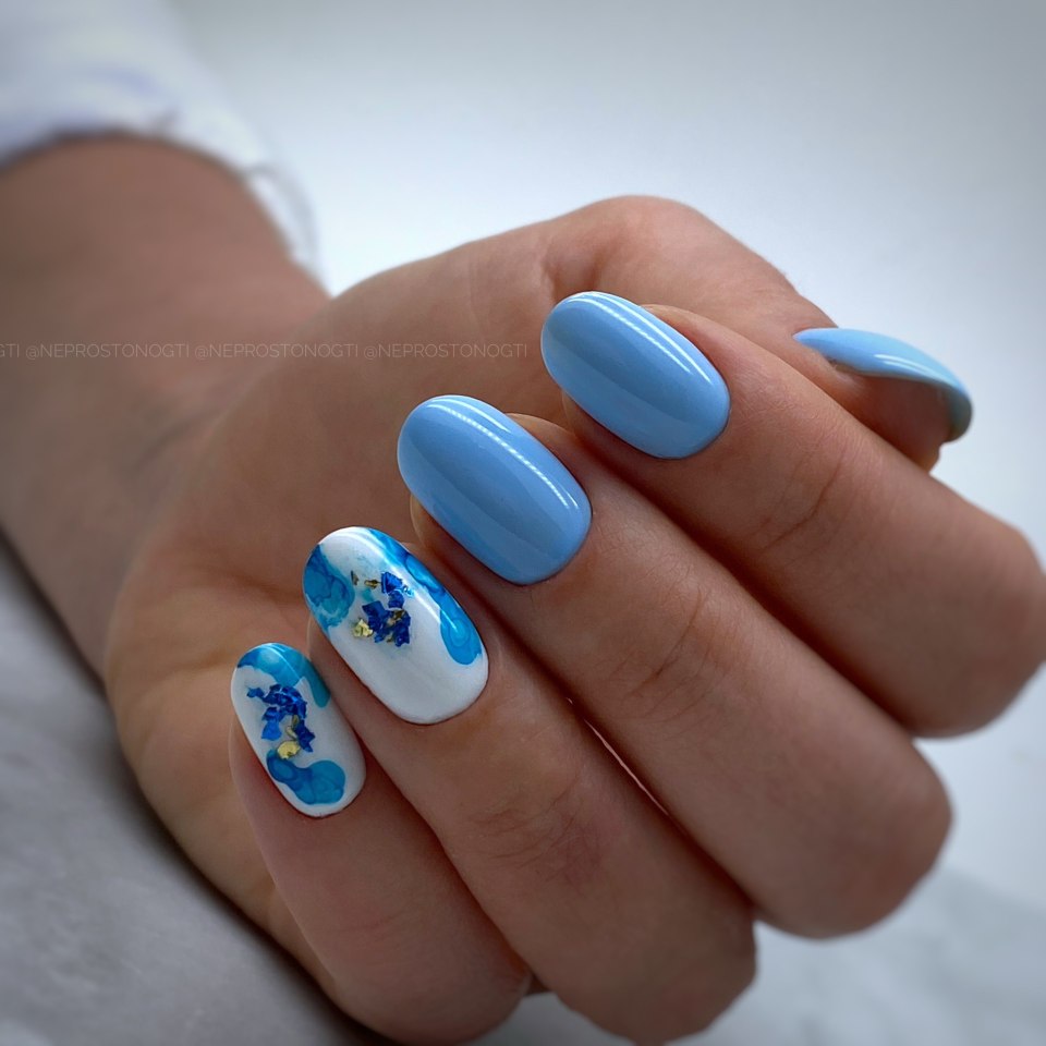 Маникюр с голубым цветом 2022