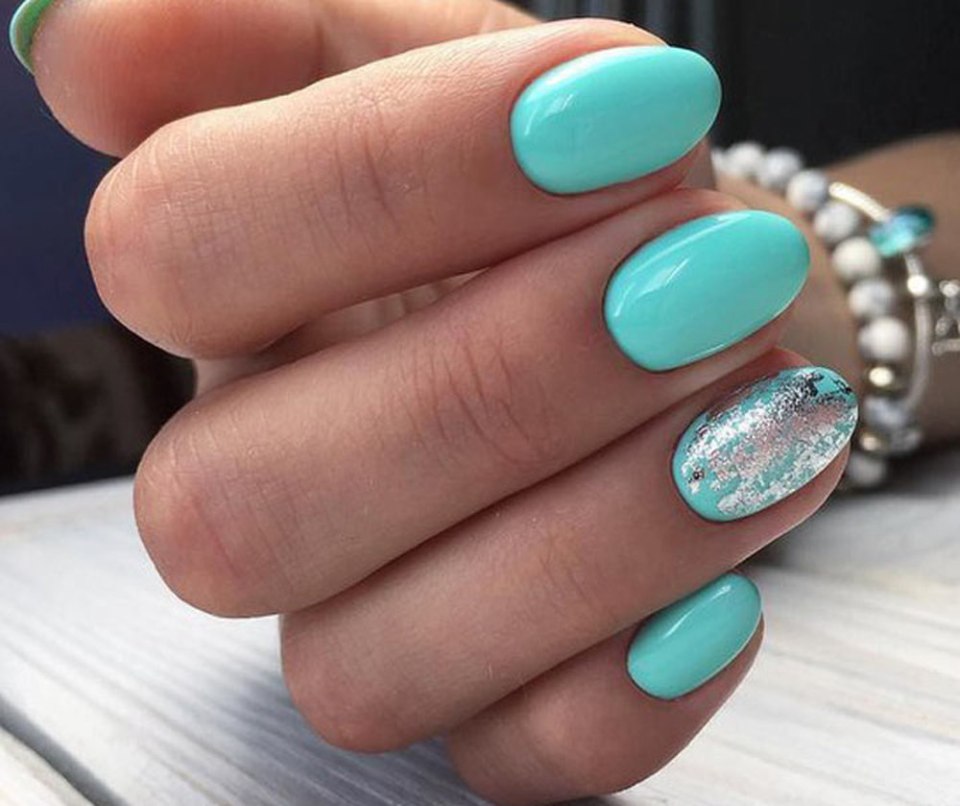 Бирюзовый маникюр