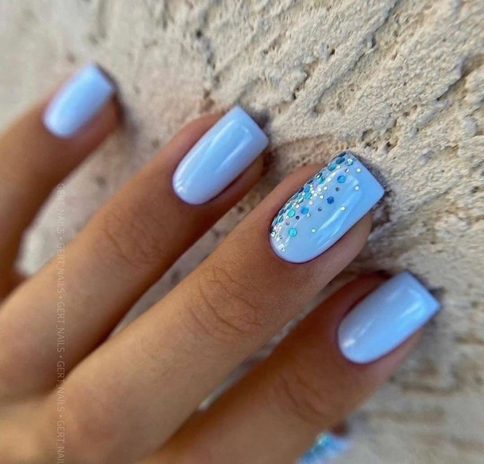 Голубой маникюр