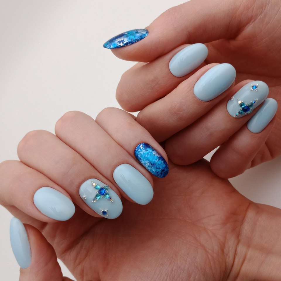Маникюр голубой с цветами