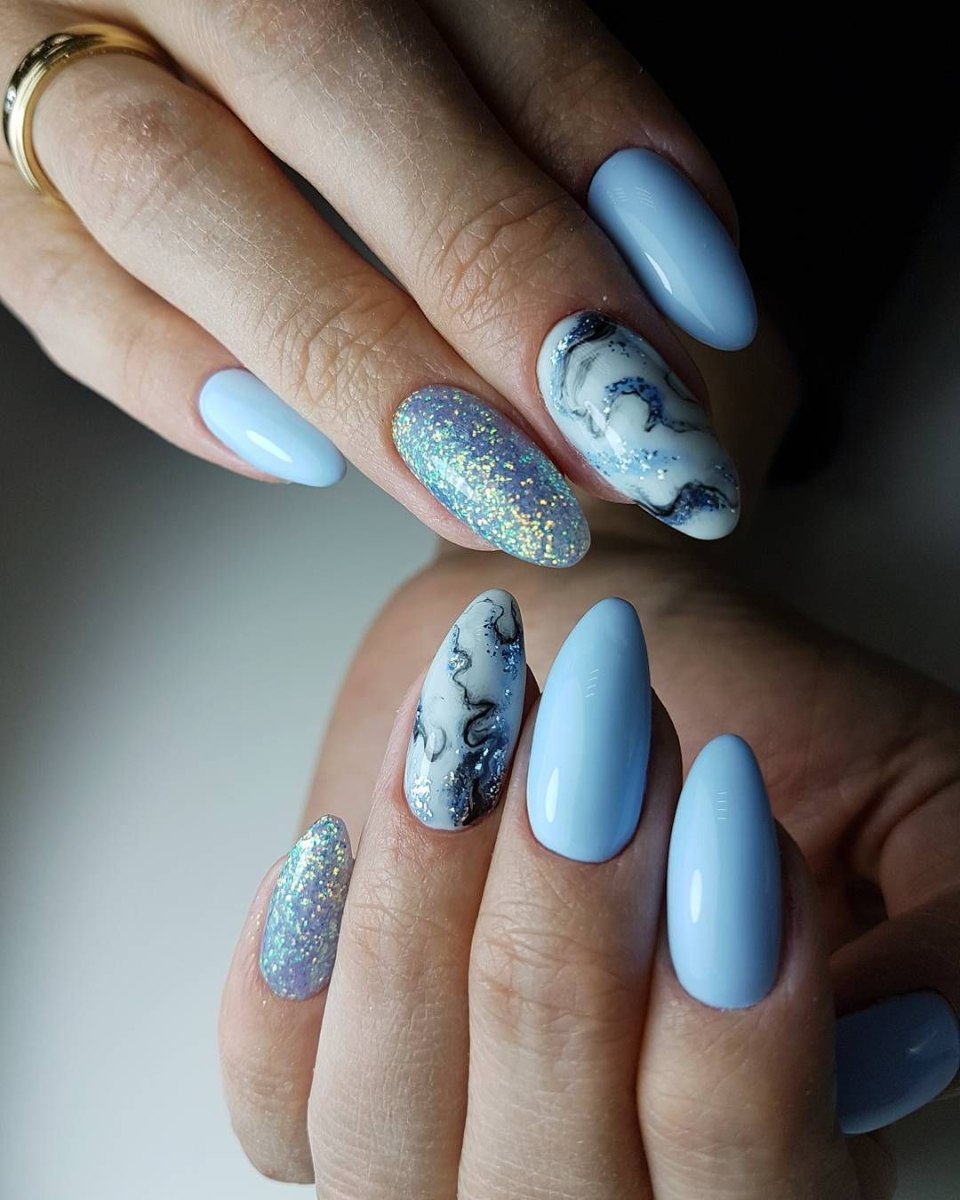 Голубой маникюр 2022 миндаль