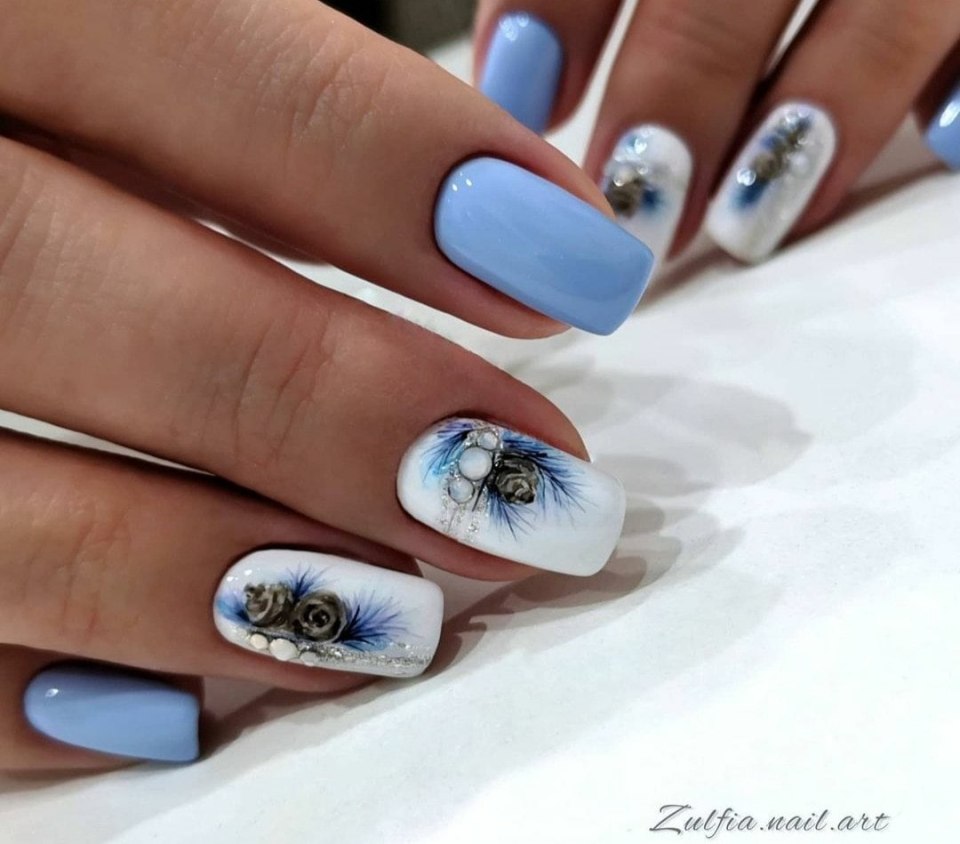 Зимний маникюр в голубых тонах