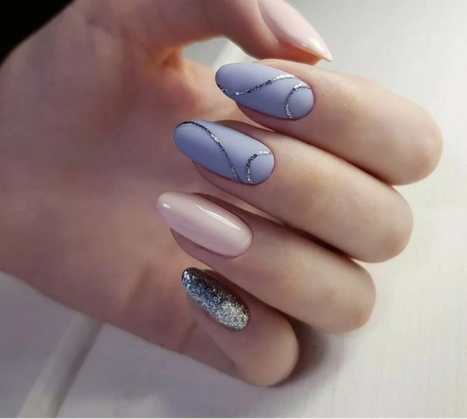 Маникюр голубой овальный