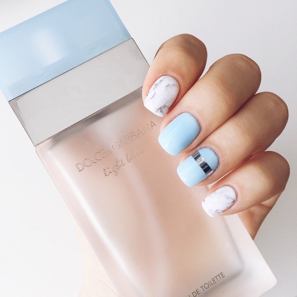 Маникюр на короткие ногти голубой и белый