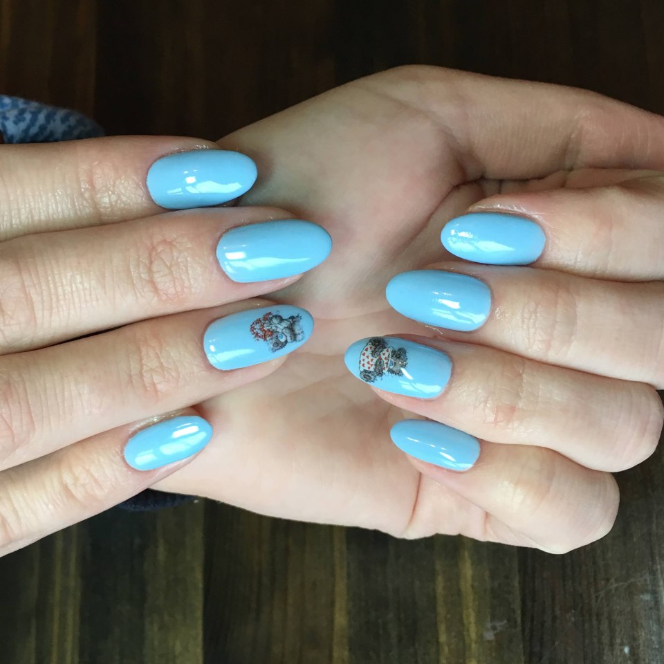 Голубой маникюр с наклейками