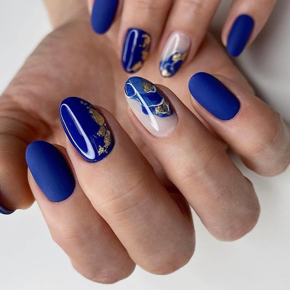 Маникюр синий с бежевым