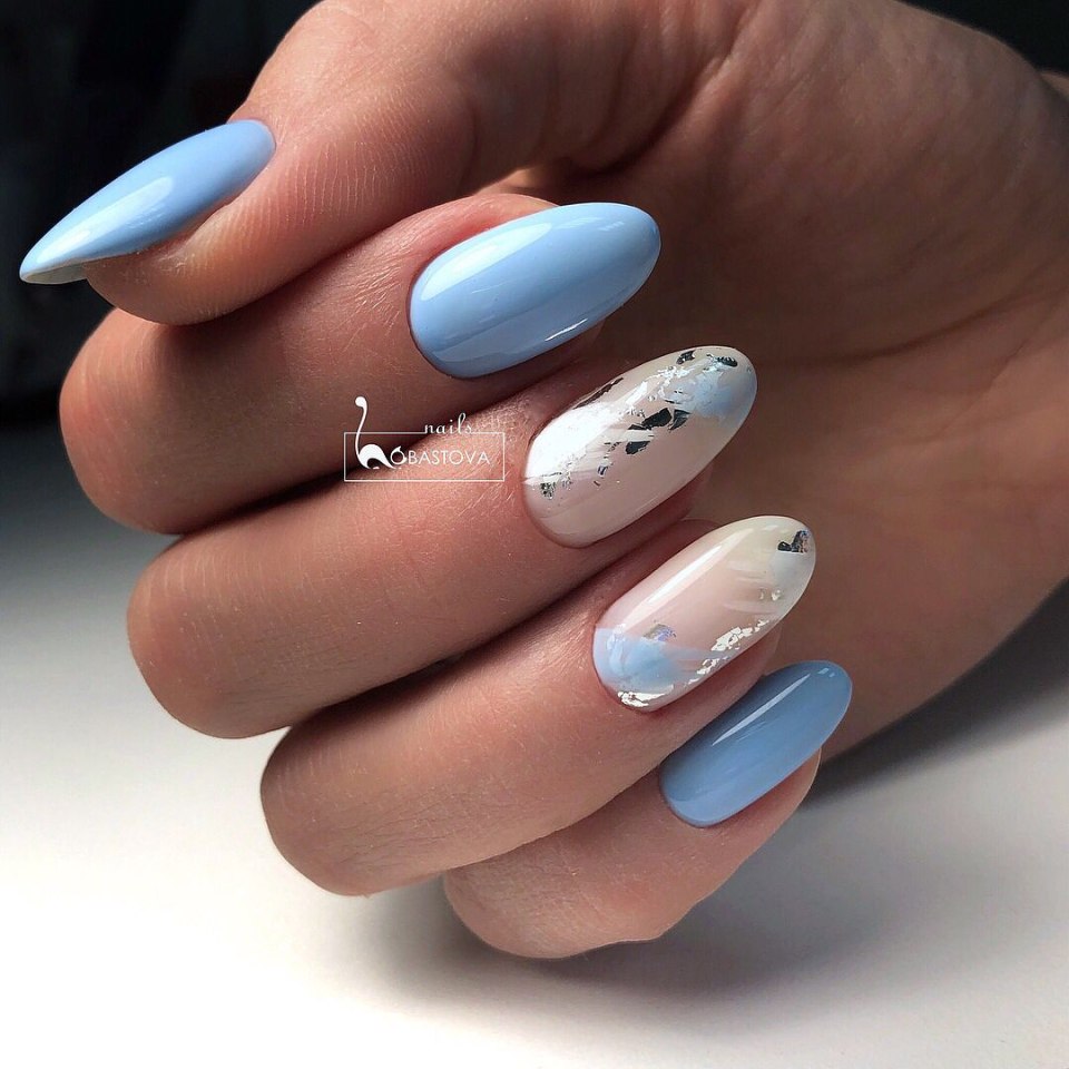 Голубые ногти