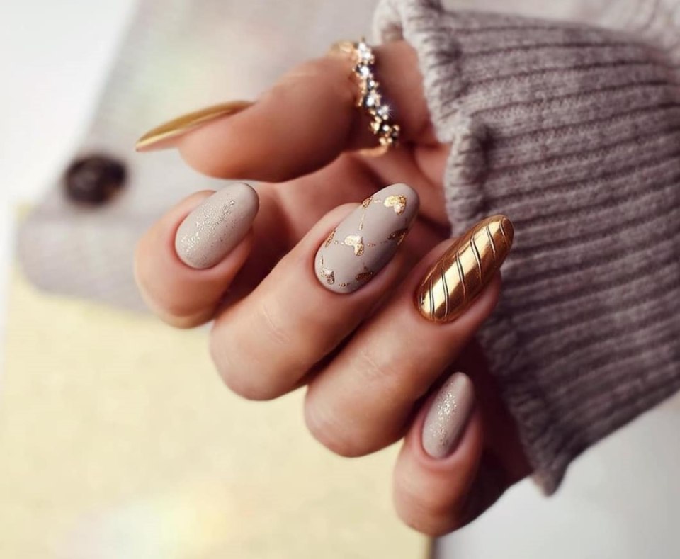 Стильный маникюр на миндаль зима