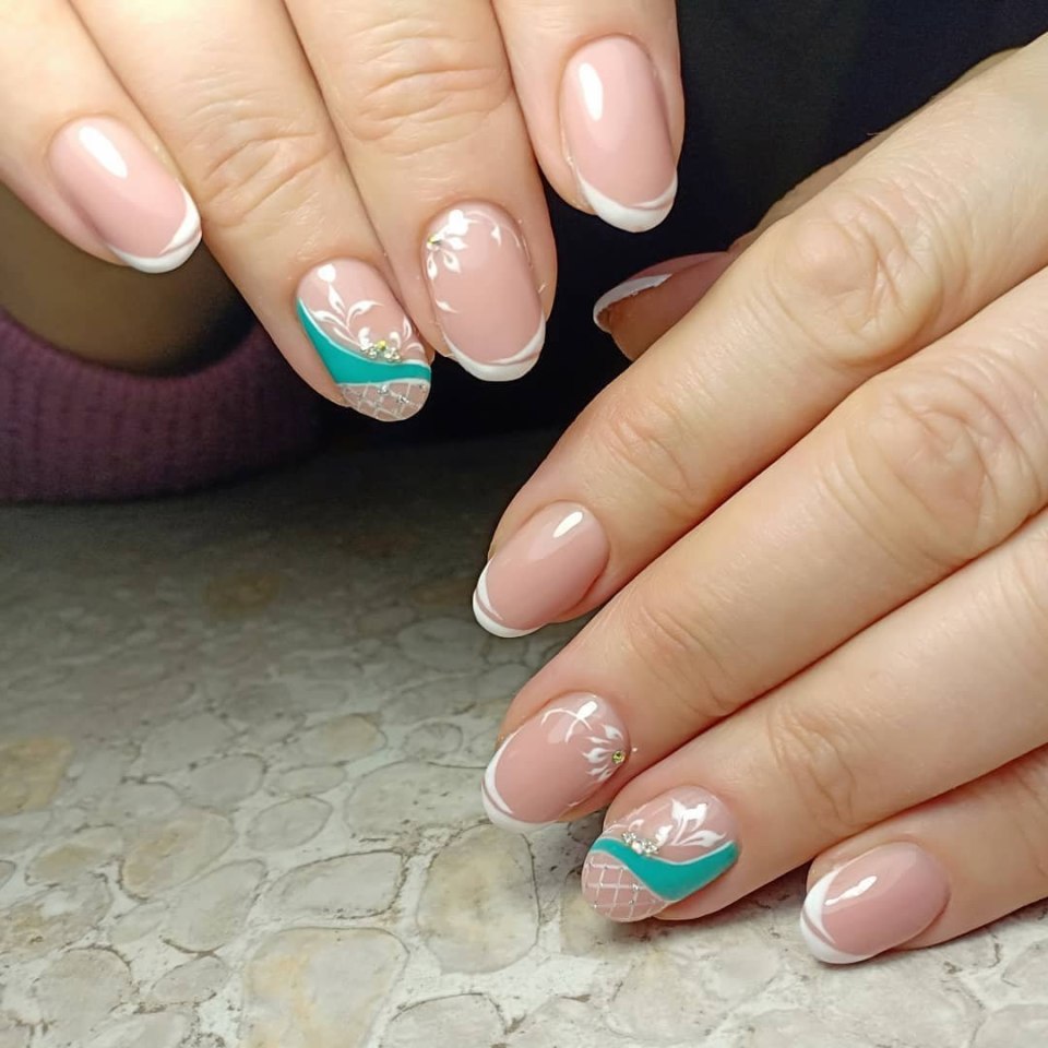 Весенний маникюр на короткие овальные френч