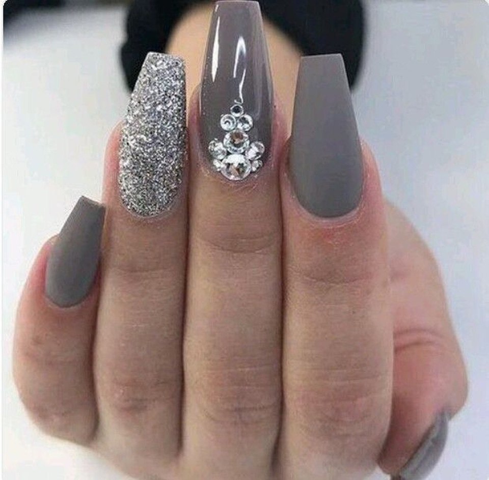 Серый маникюр балерина