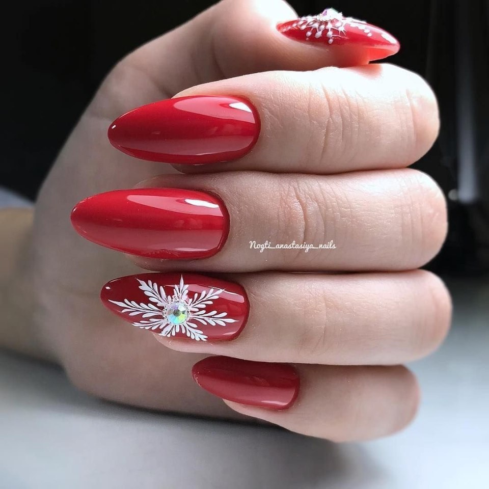 Новогодний маникюр красный