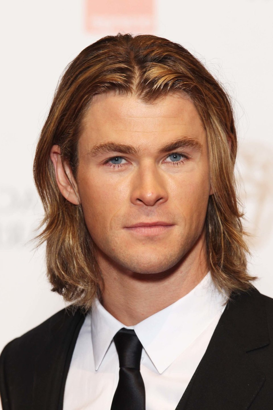 Chris Hemsworth прическа с длинными волосами