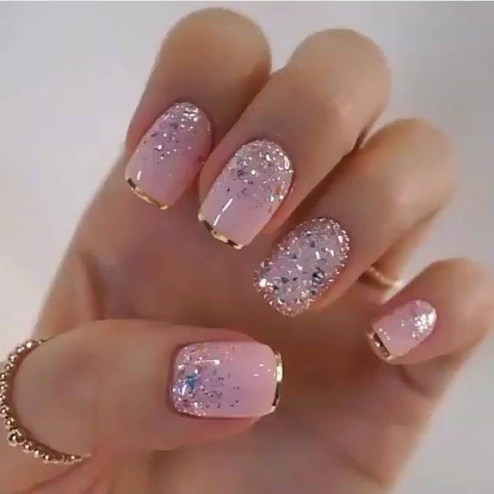 Красивый маникюр с блестками