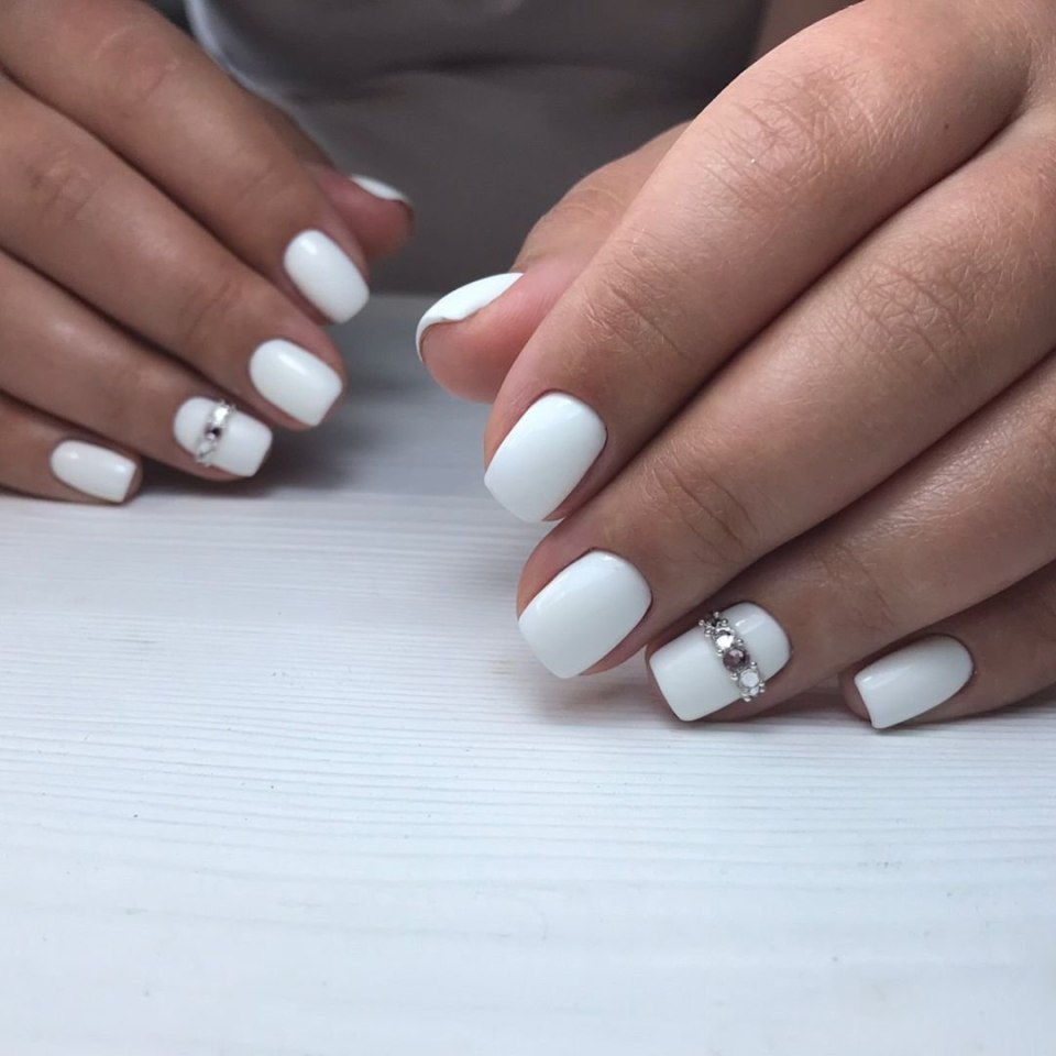 Белые короткие ногти
