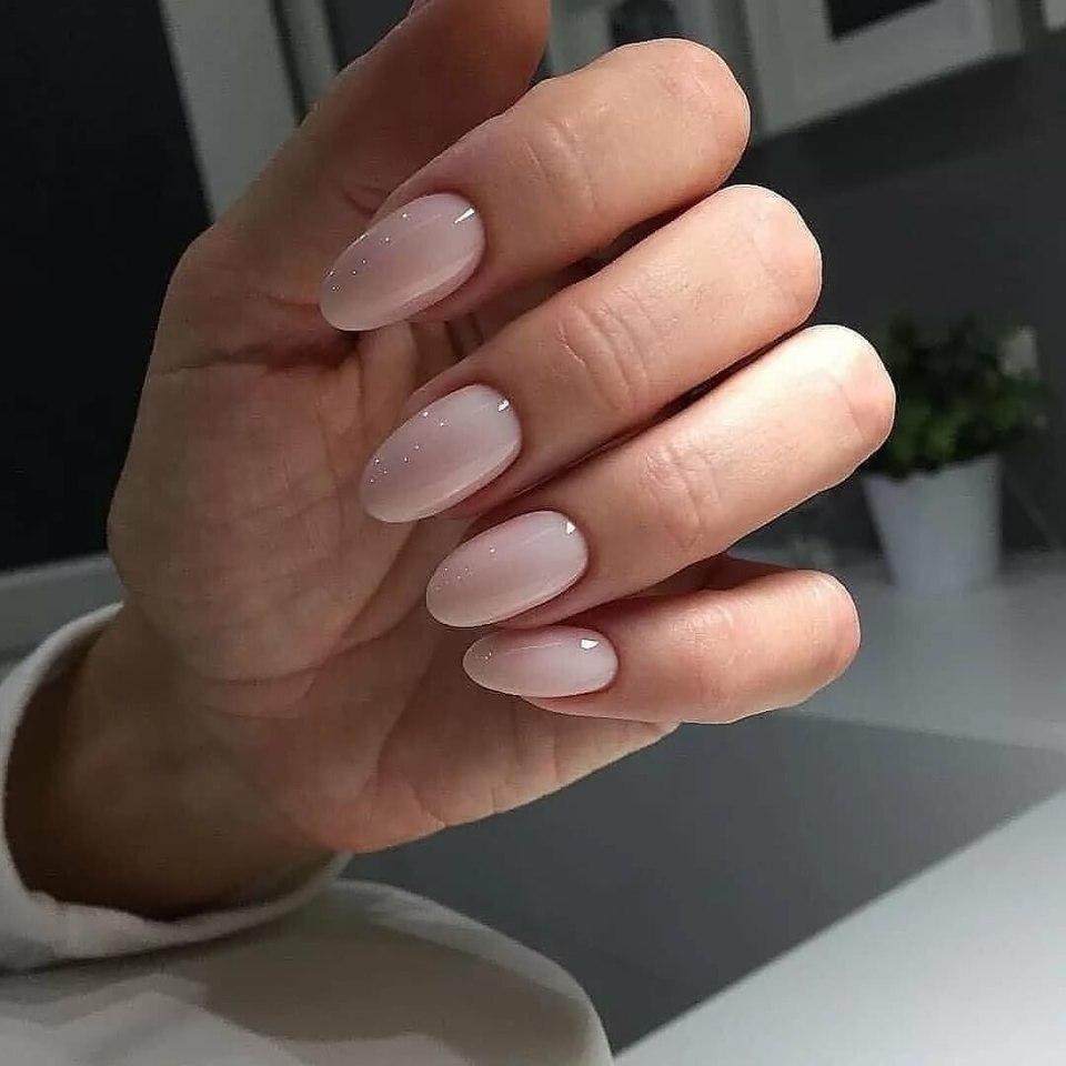 Короткие ногти овальной формы