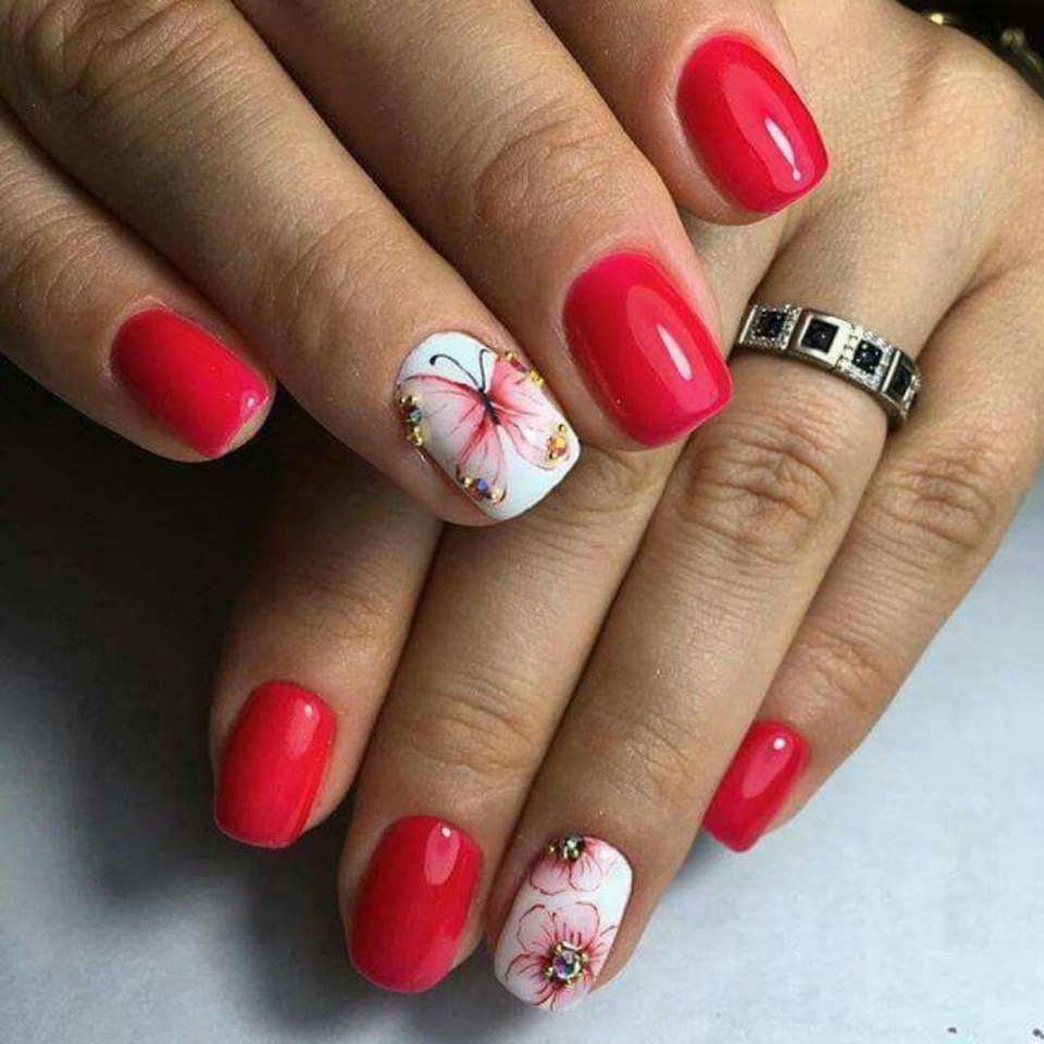Красные ногти с бабочкой