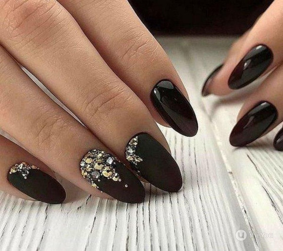 Красивый черный маникюр со стразами