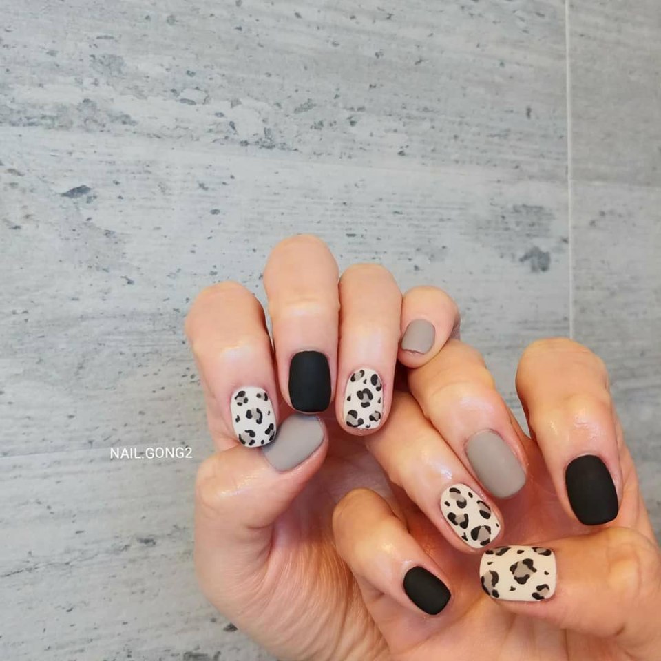 Серый леопардовый маникюр