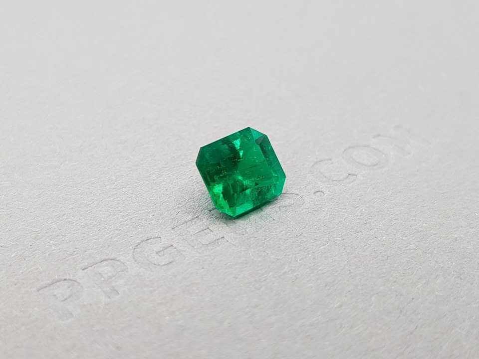 Изумруд vivid Green