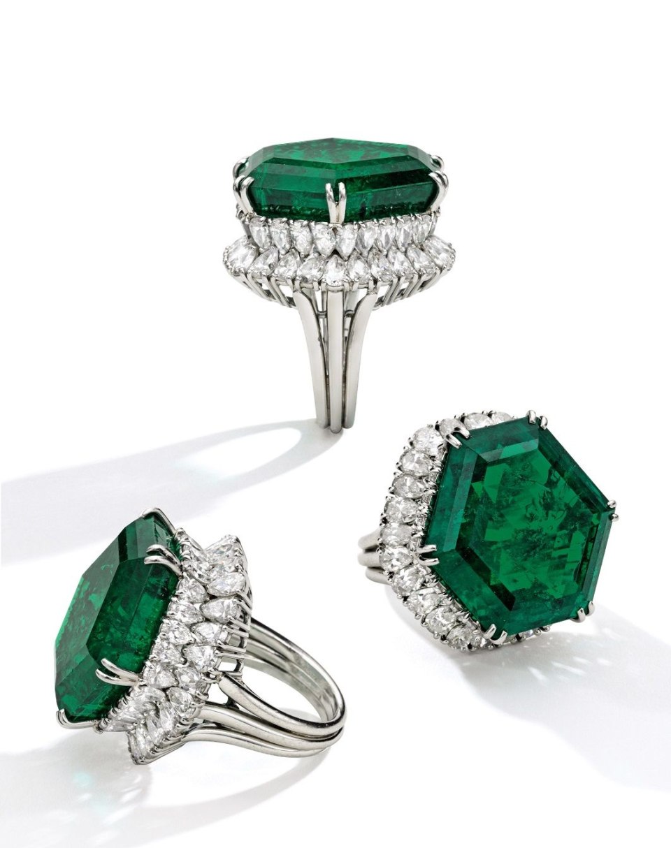 Кольцо Harry Winston изумрудной огранки