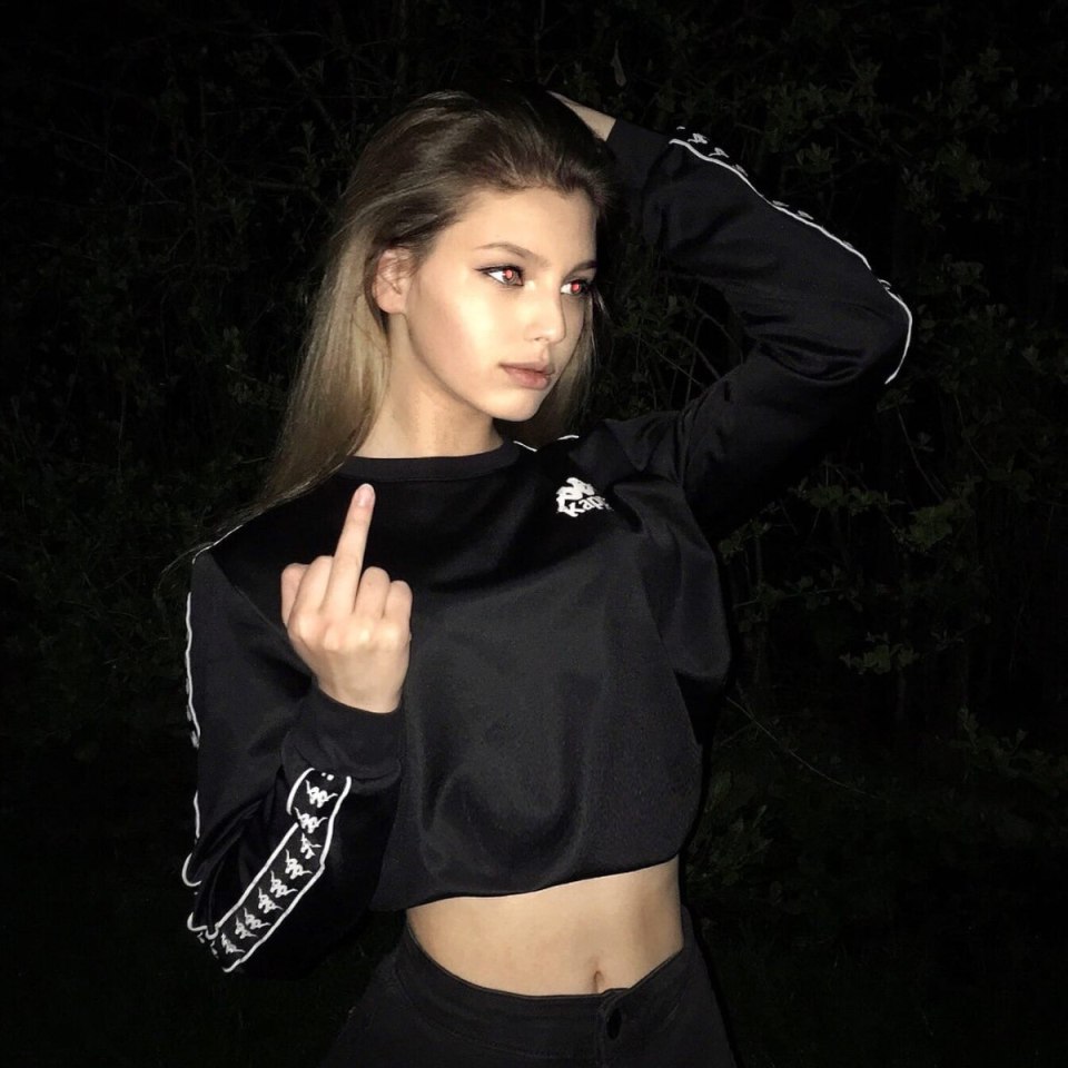 Девушка оффница
