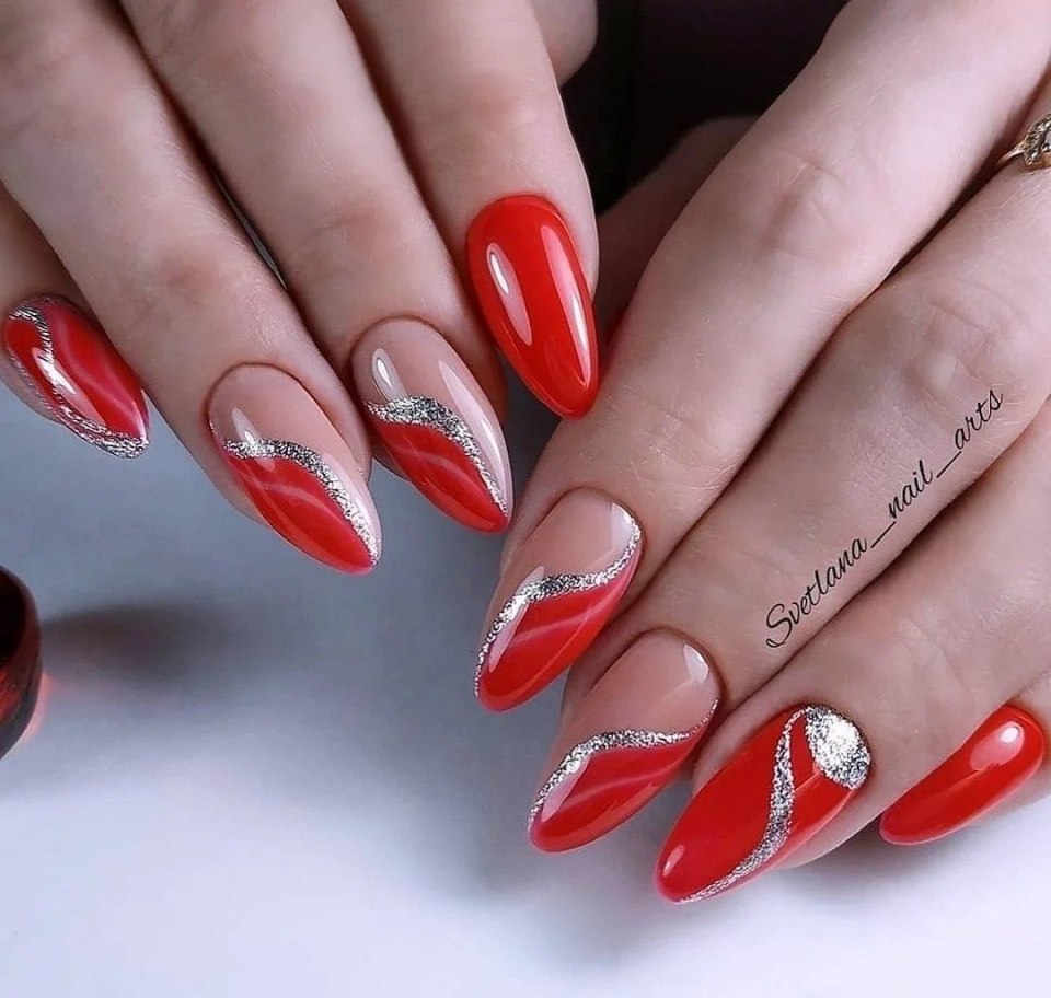 Красный маникюр 2022 миндаль
