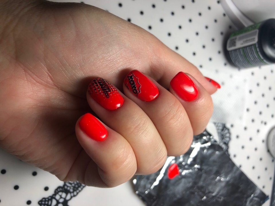 Красный маникюр со стемпингом