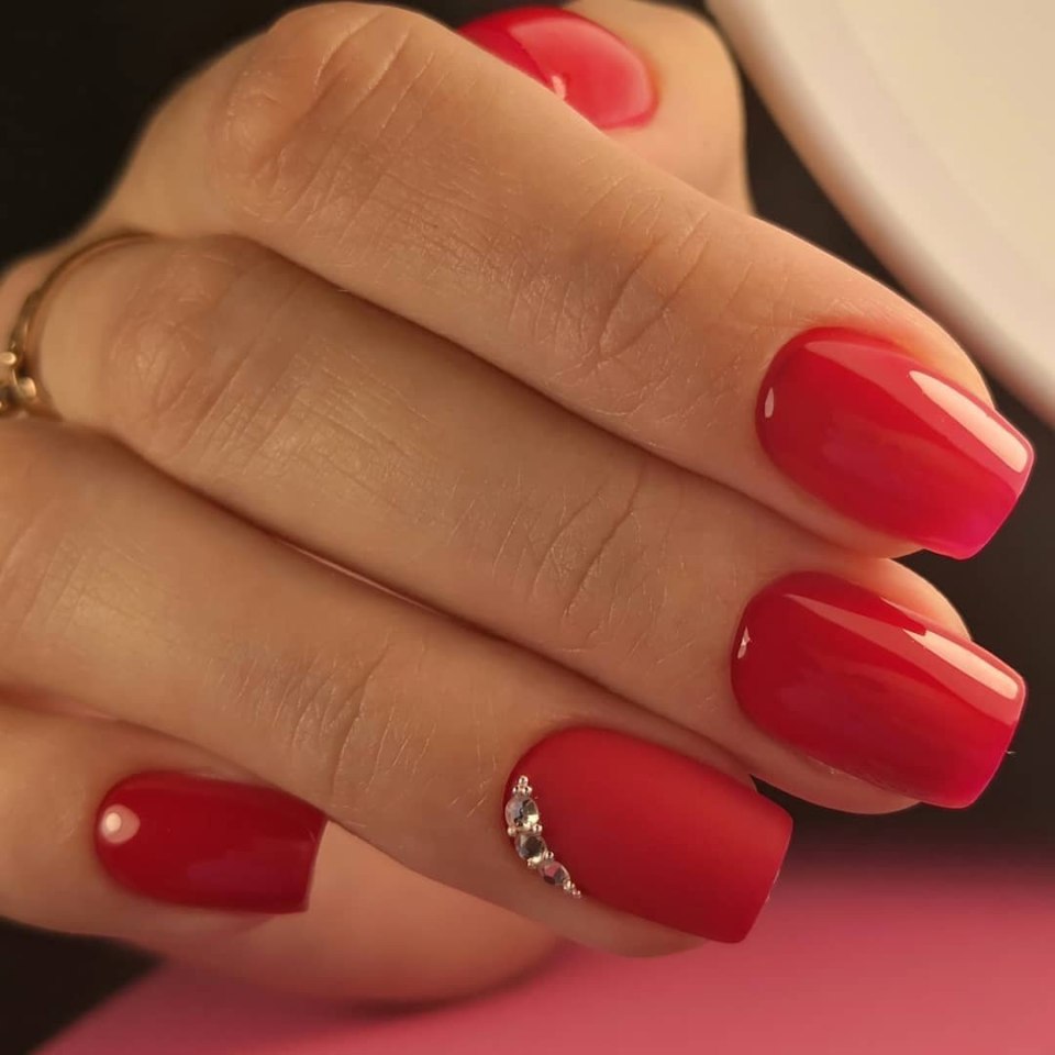 Оттенки красного на ногтях