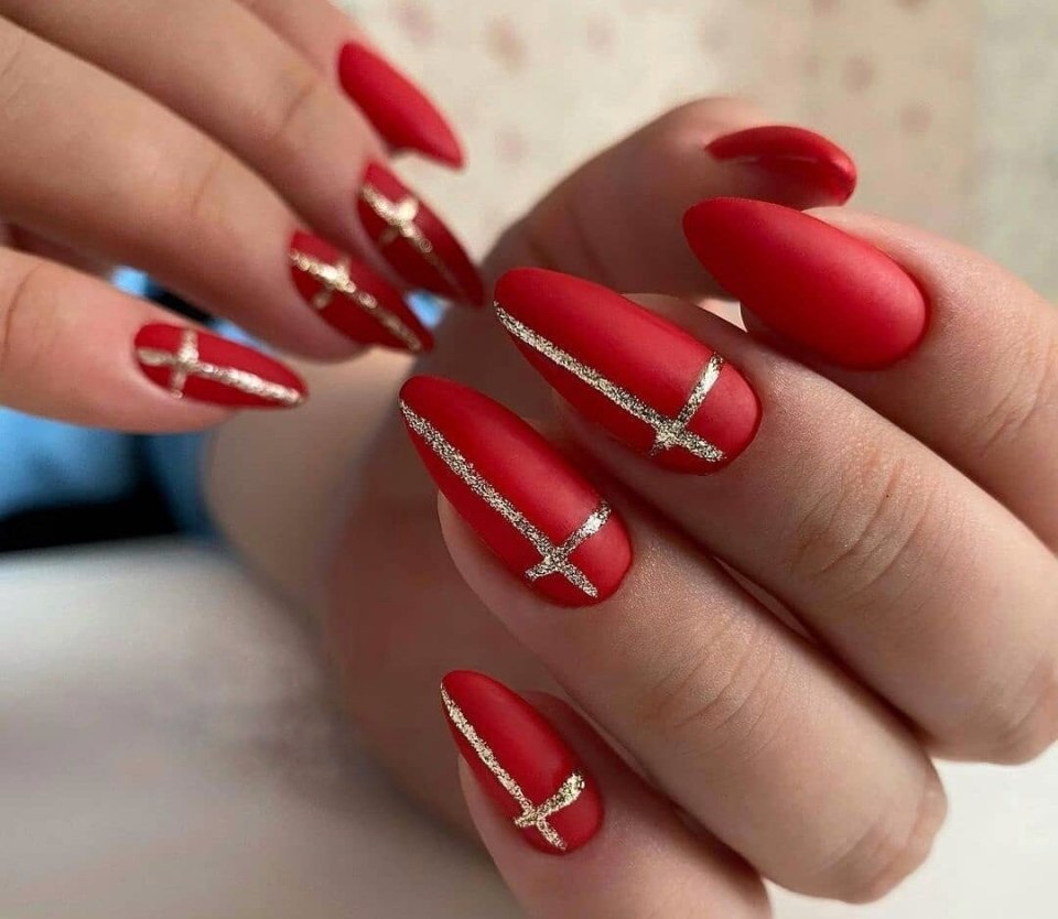 Красные ногти 2022 миндаль