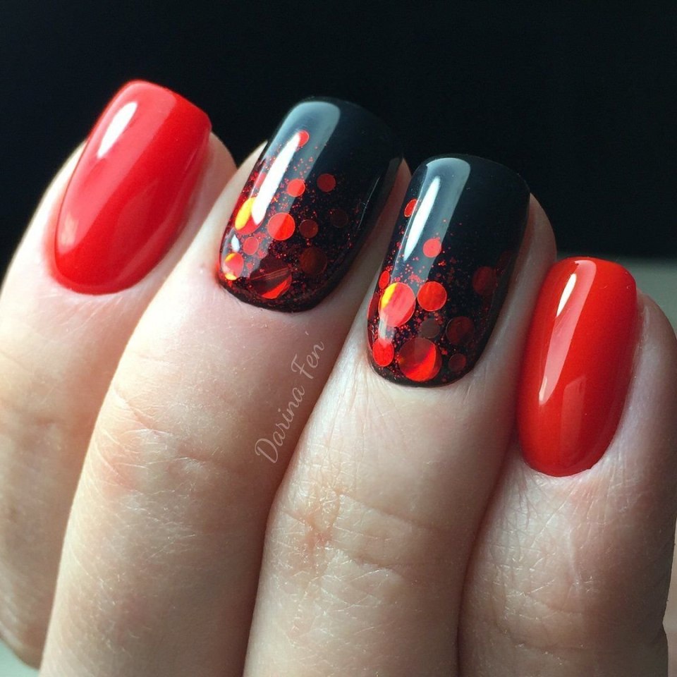 Красный маникюр с комифубиками